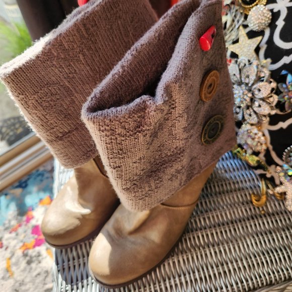 MUK LUKS Sweater ~ Knit Cuffed Ankle Boots with Button Detail ~ Size 9 ~ CUTE! - Picture 2 of 3